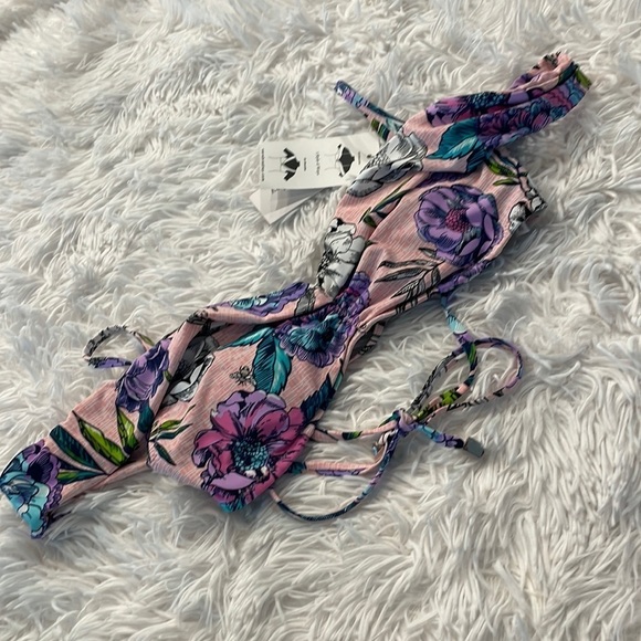 NWT Vera Bradley
Meadow and Meadow Monotone Savannah Reversible Bikini Top - Picture 6 of 12